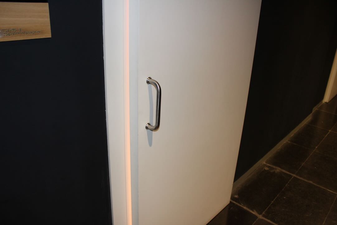 Puerta exterior. Aseos accesibles de hombres