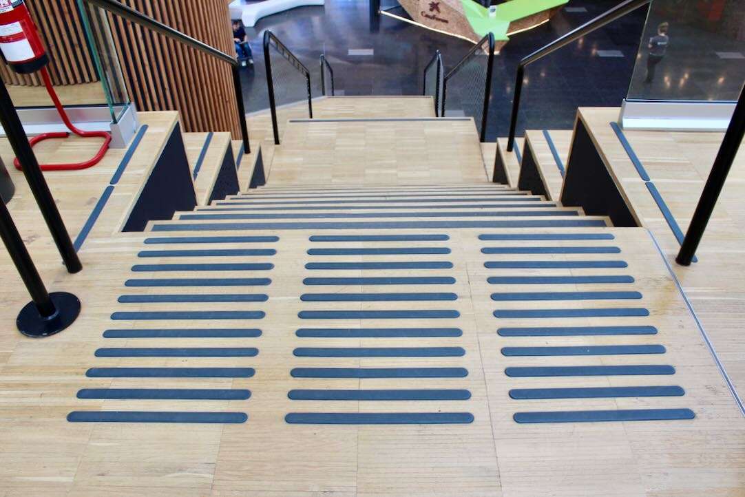 Escalera de acceso a la Plaza Ágora