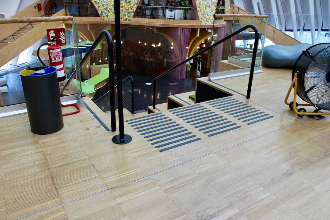 Escalera de acceso a la Plaza Ágora
