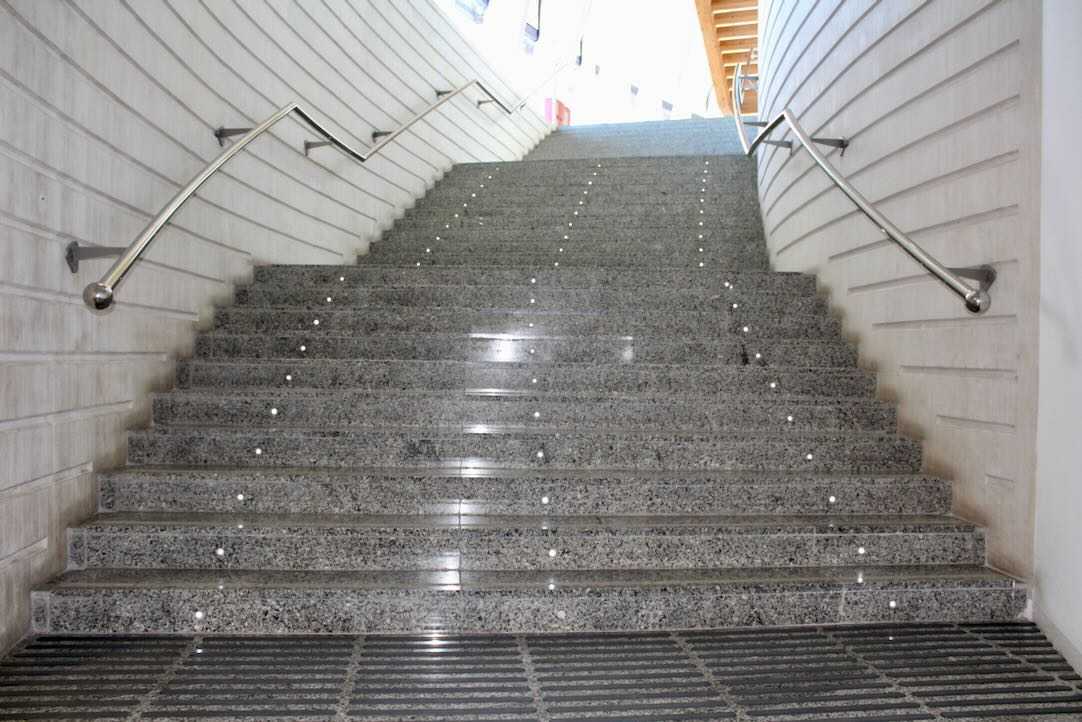 Escalera de acceso a los aseos generales. Planta -1