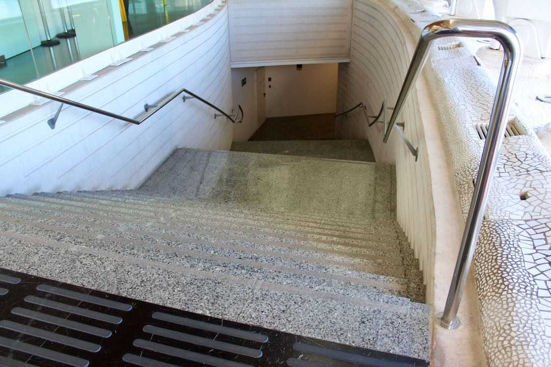 Escalera de acceso a los aseos generales. Planta -1