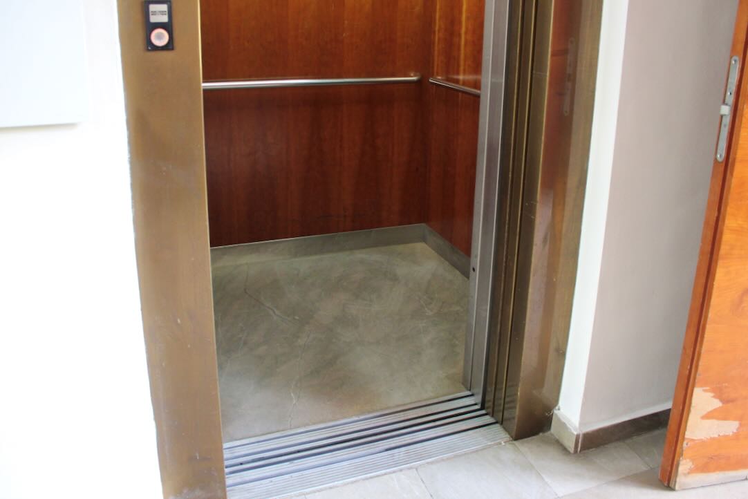 Ascensor Accesible (Anexo entrada principal). Puerta