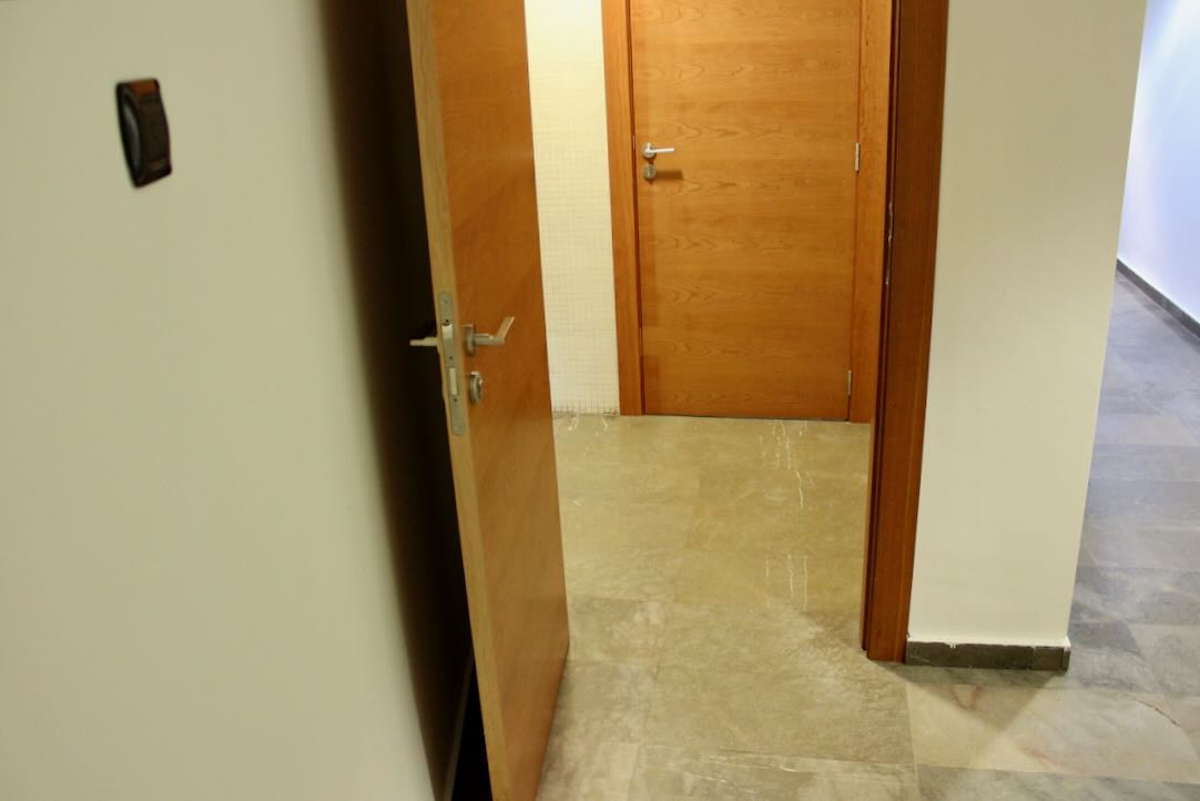 Aseo accesible planta -1. Puerta exterior (vista desde el interior)