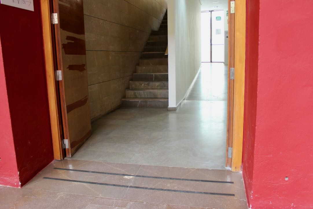 Escalera Anexa al Acceso principal