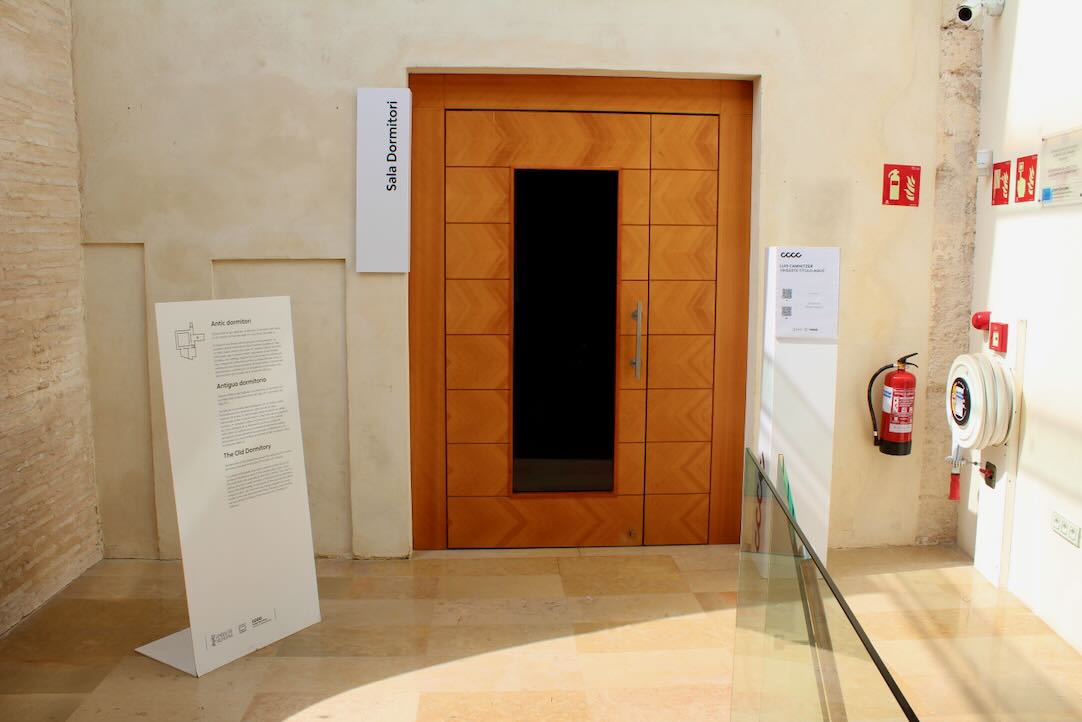 Sala Dormitori. Puerta de acceso