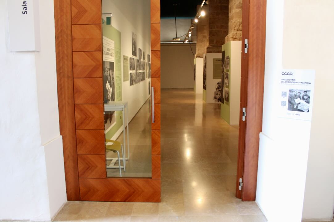 Sala Contraforts. Puerta de acceso