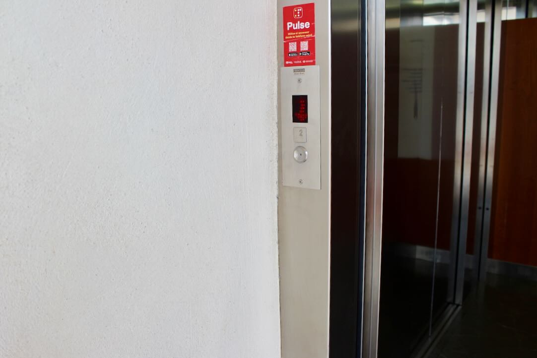 Ascensor Accesible (Recomendado). Botonera de llamada en planta