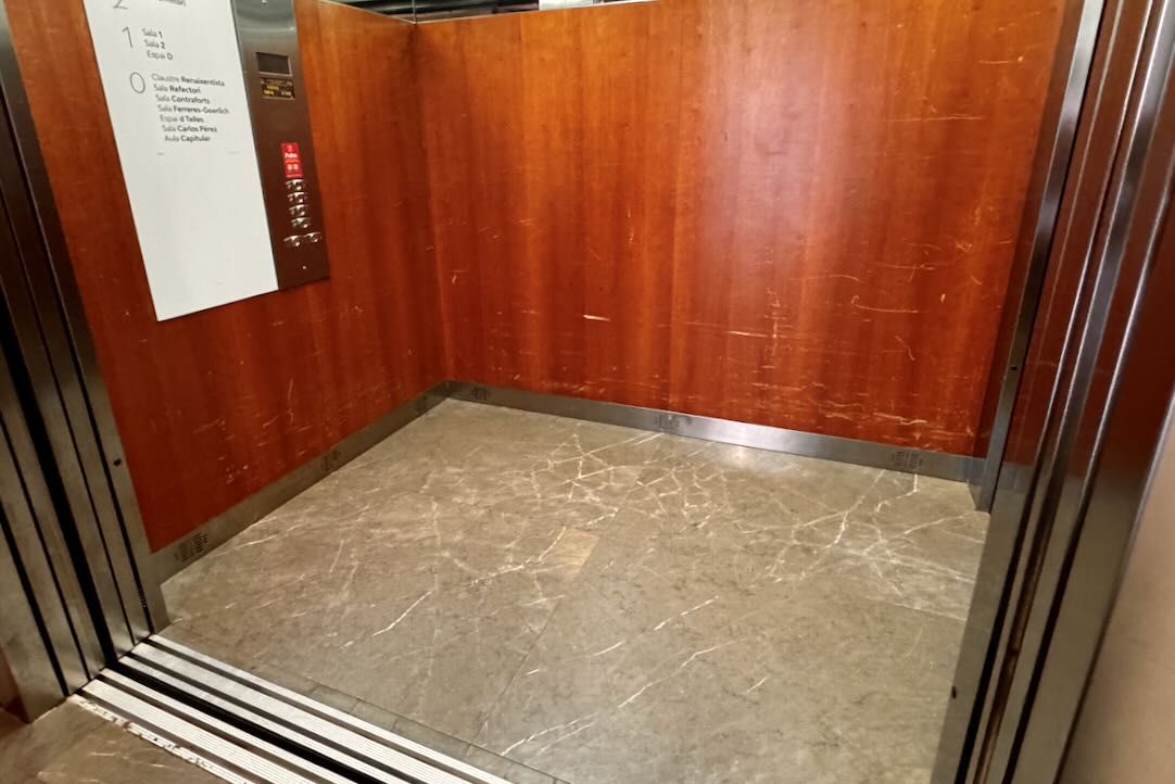 Ascensor Accesible (Recomendado). Cabina