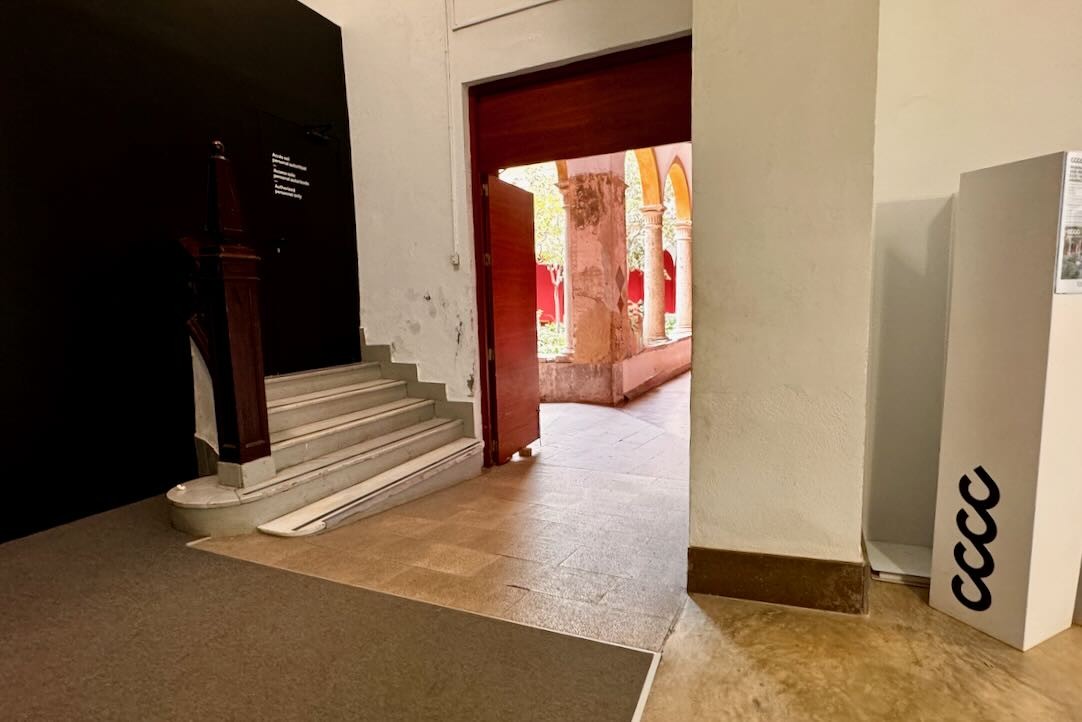 Rampa de acceso al Claustro Renacentista (acceso a todas las salas)