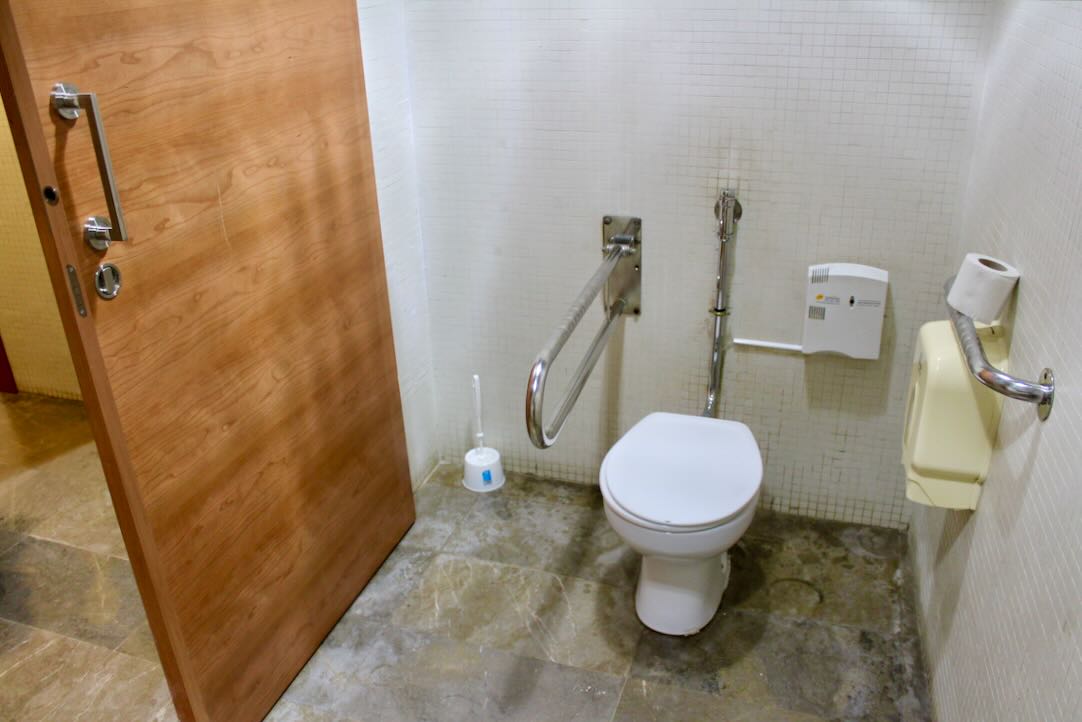 Aseo accesible planta -1. Inodoro