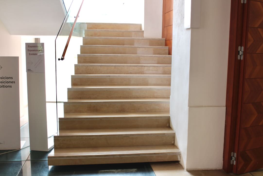 Escalera Acceso pisos superiores. Localizada junto Sala Ferreres - Goerlich