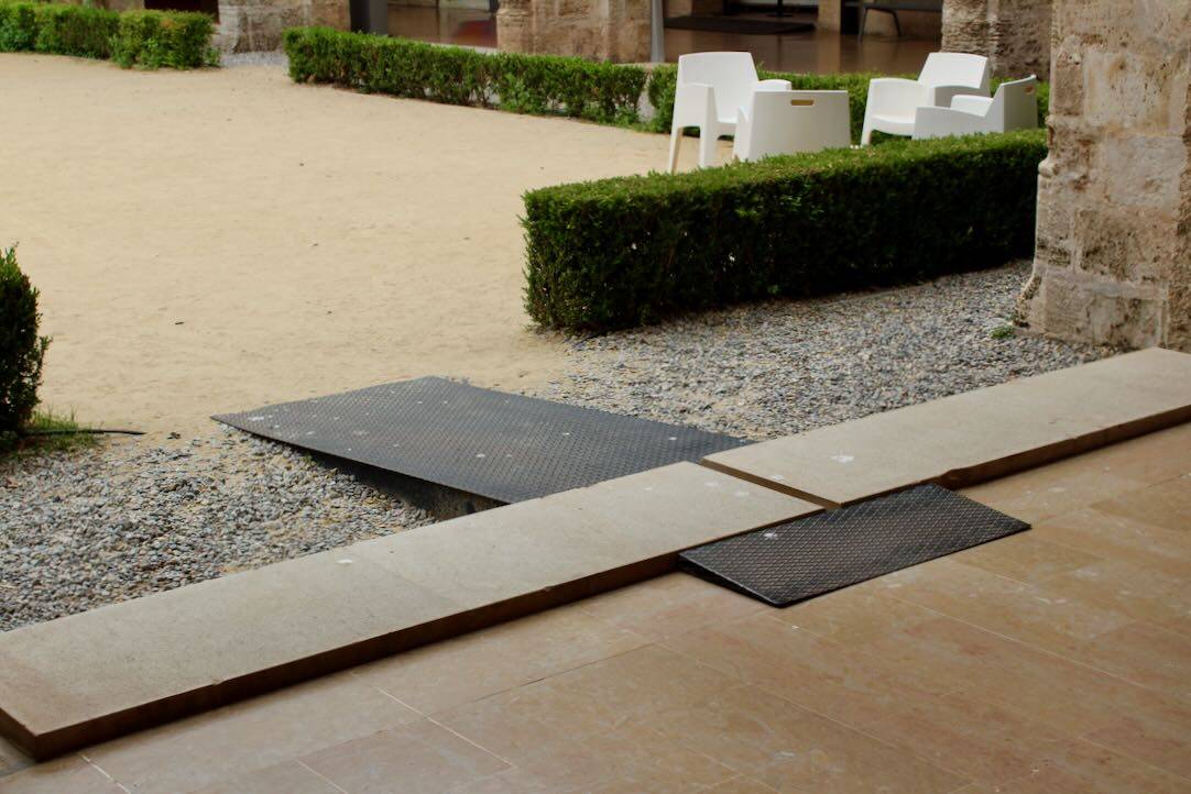 Claustro Gótico. Rampa de acceso al Patio Central