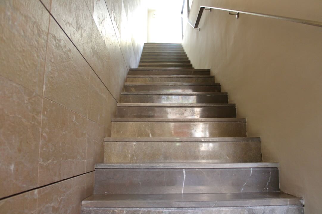 Escalera Anexa al Acceso principal