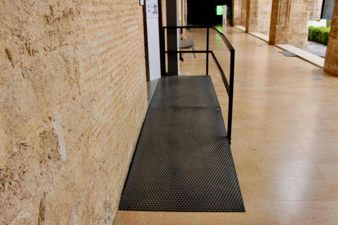 Sala Zero. Acceso desde el Claustro Gótico. Rampa de acceso