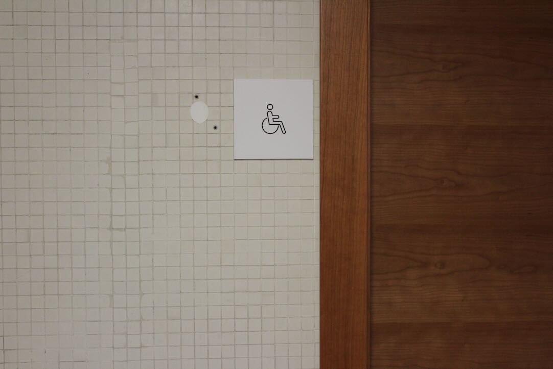 Aseo accesible planta -1. Señalización de la puerta