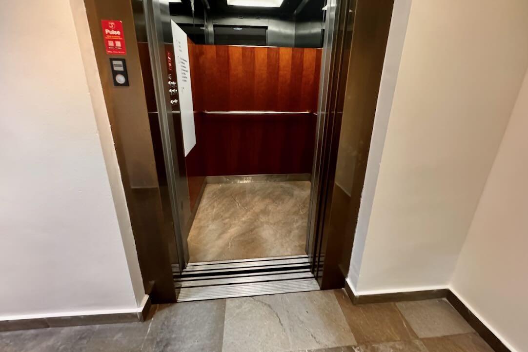 Ascensor Accesible (Anexo entrada principal). Acceso en planta