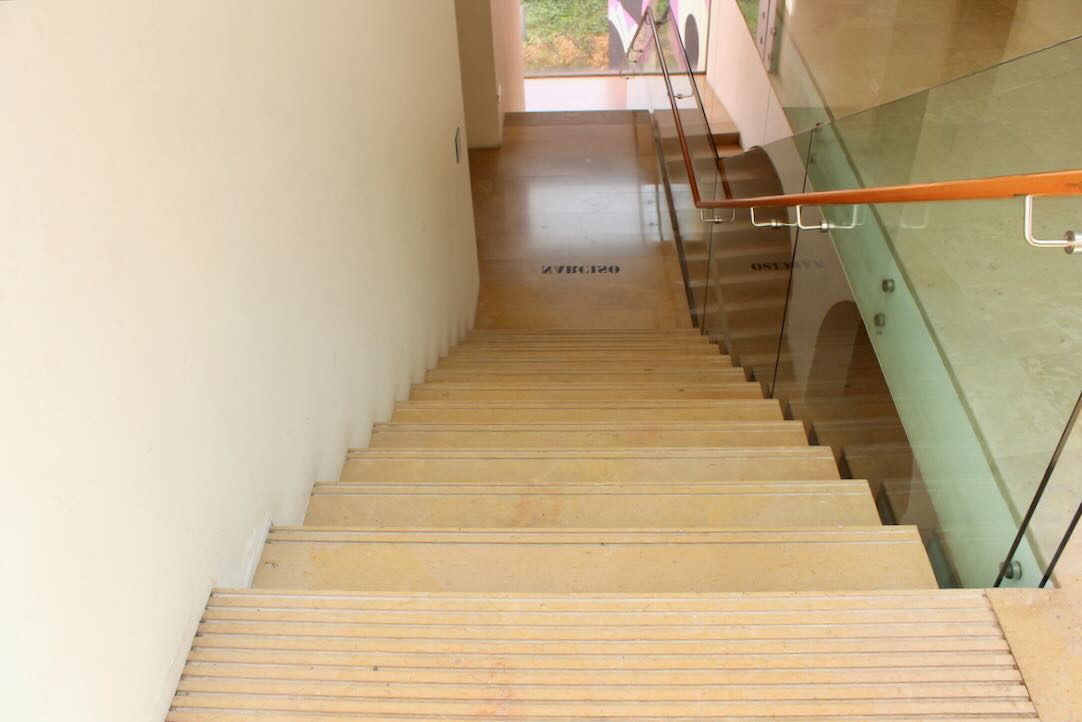 Escalera Acceso pisos superiores. Localizada junto Sala Ferreres - Goerlich
