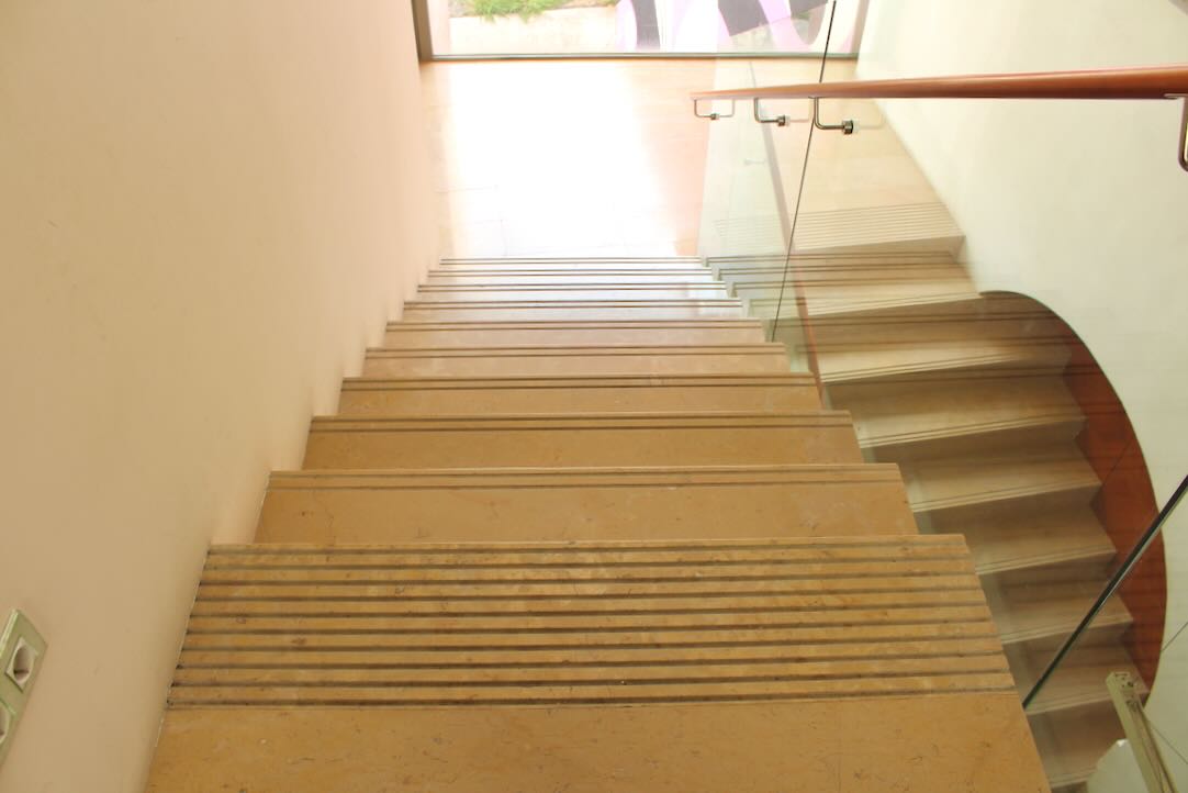 Escalera Acceso pisos superiores. Localizada junto Sala Ferreres - Goerlich