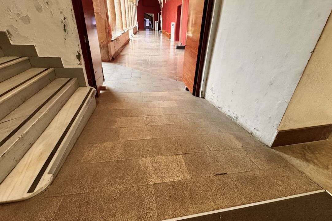 Rampa de acceso al Claustro Renacentista (acceso a todas las salas)