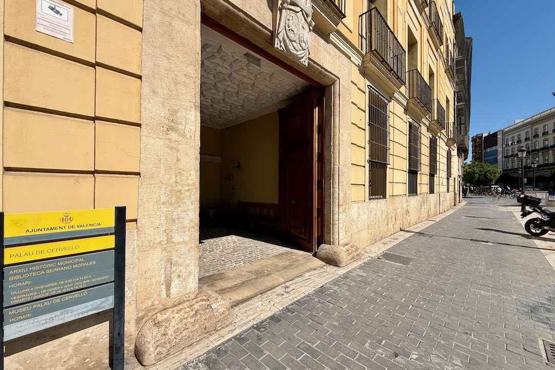 Lateral de la entrada principal 