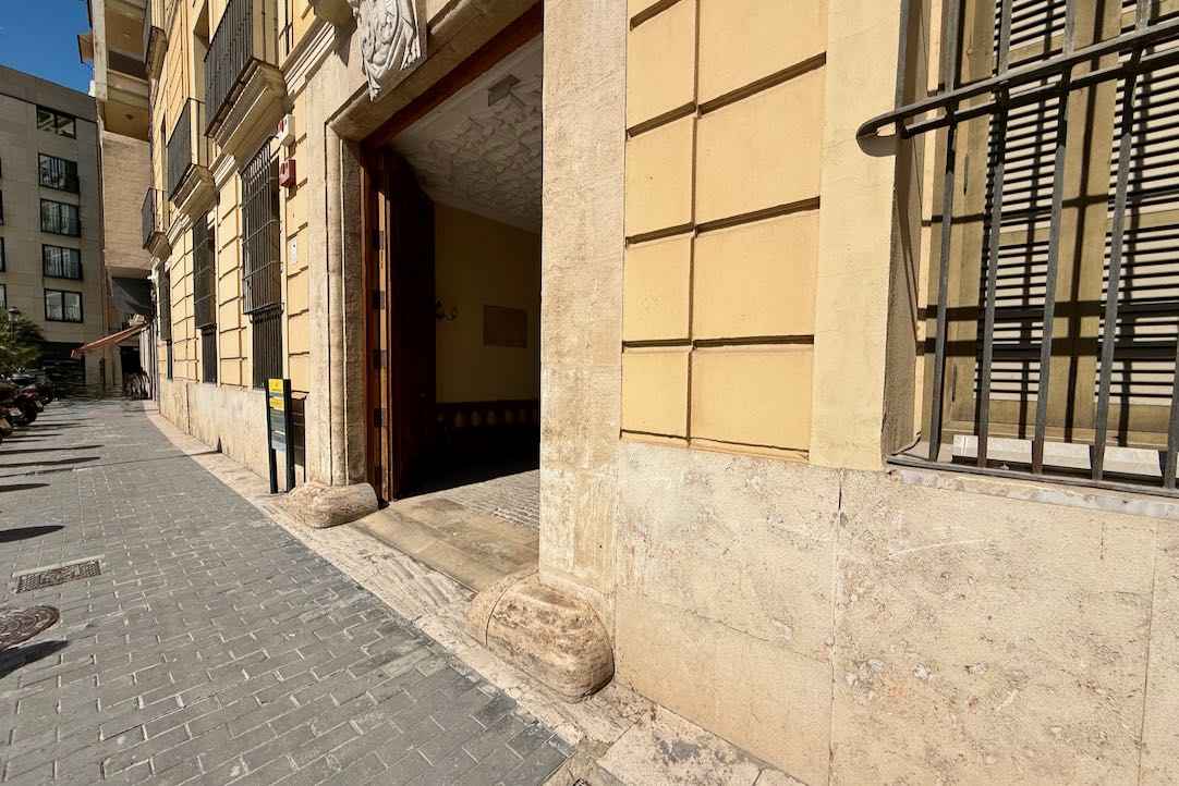 Lateral de la entrada principal 