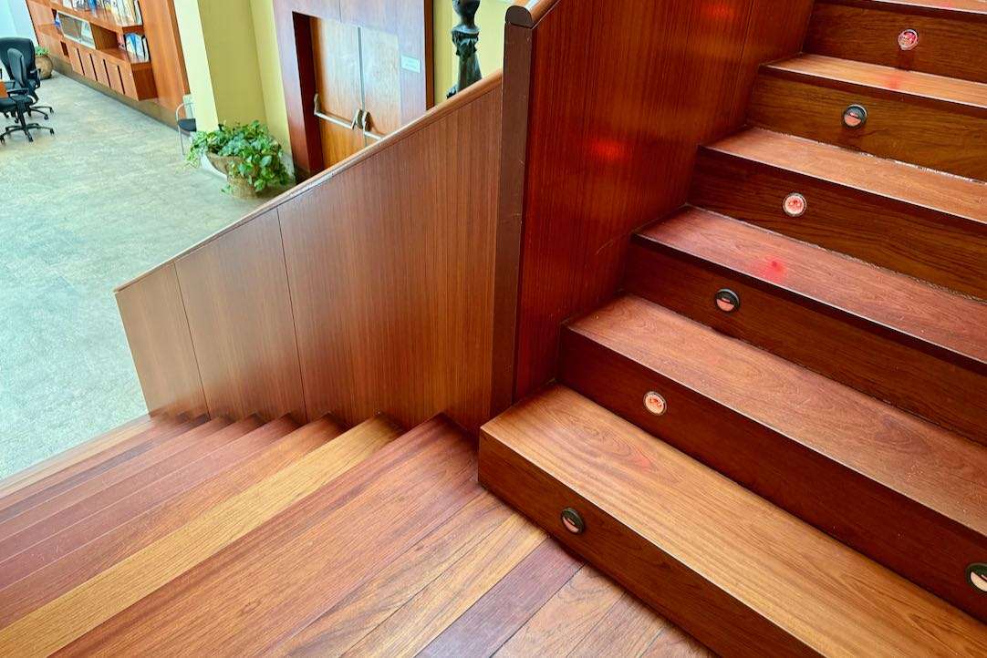 Escalera de acceso a la primera planta. Detalle del reborde