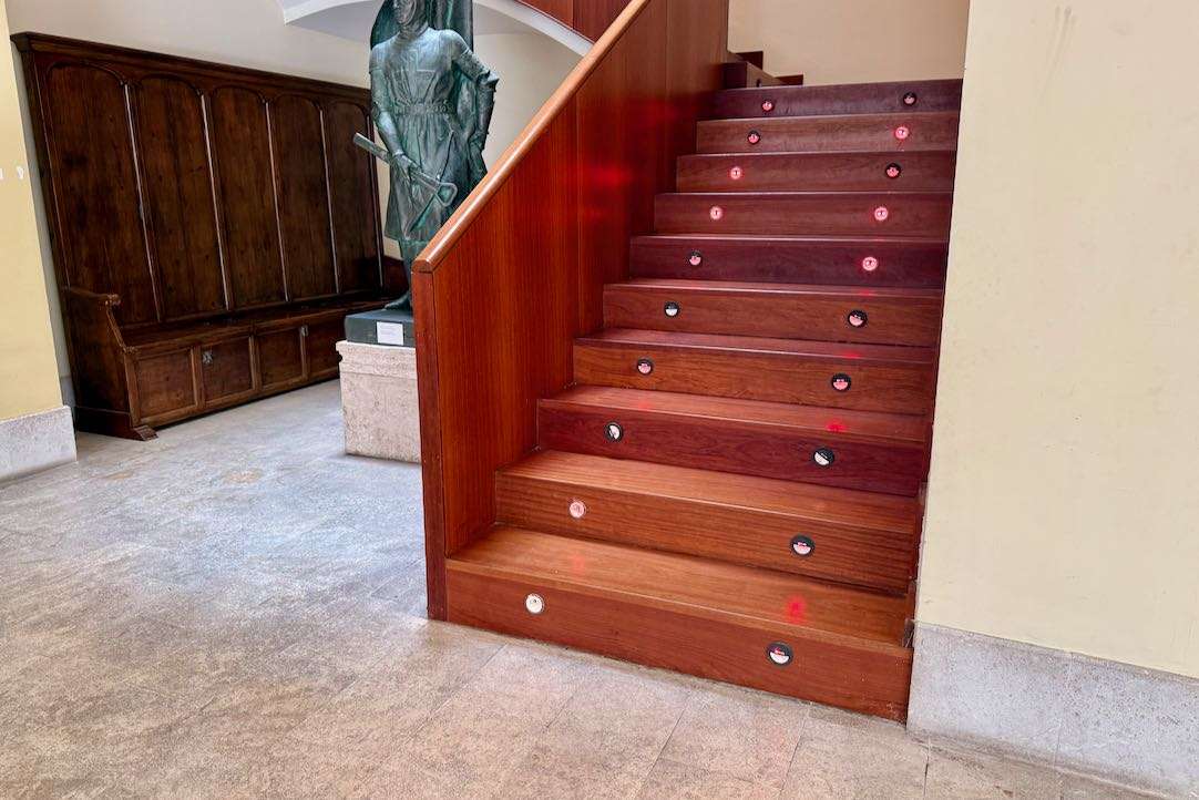 Escalera de acceso a la primera planta