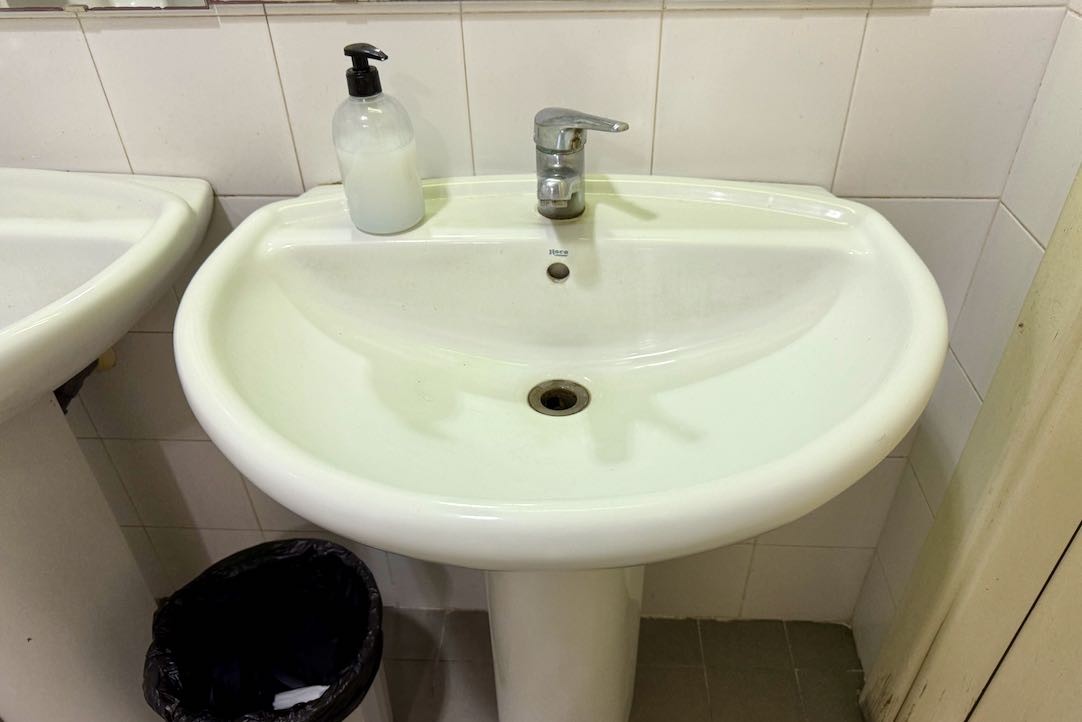 Aseo accesible hombres. Lavabo
