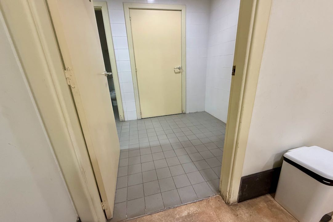 Acceso al aseo de hombres