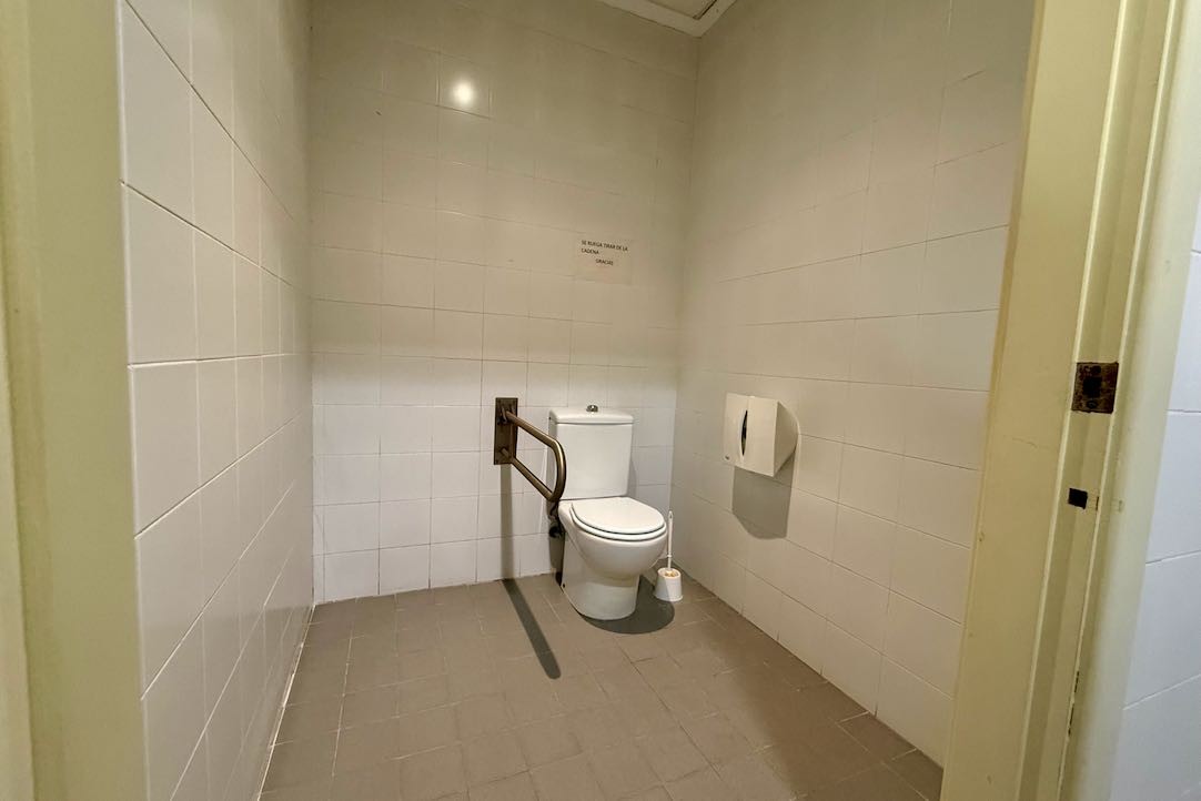 Aseo accesible hombres. Vista interior