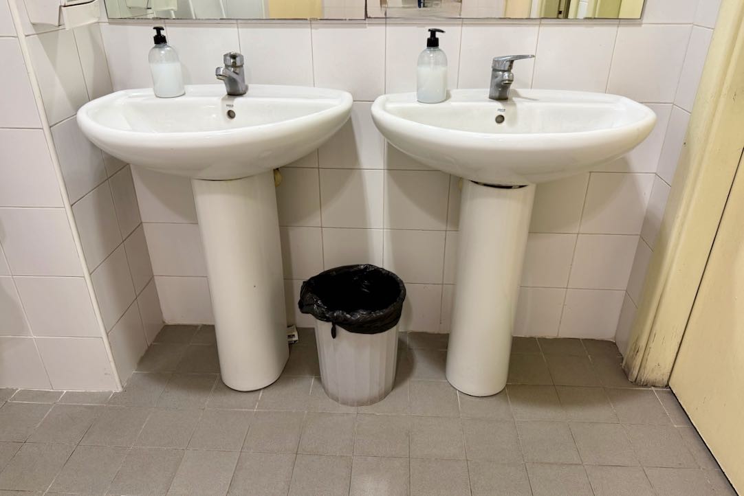 Aseo accesible hombres. Lavabo
