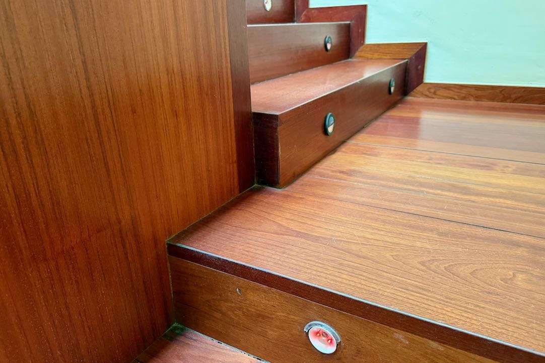 Escalera de acceso a la primera planta. Detalle del reborde