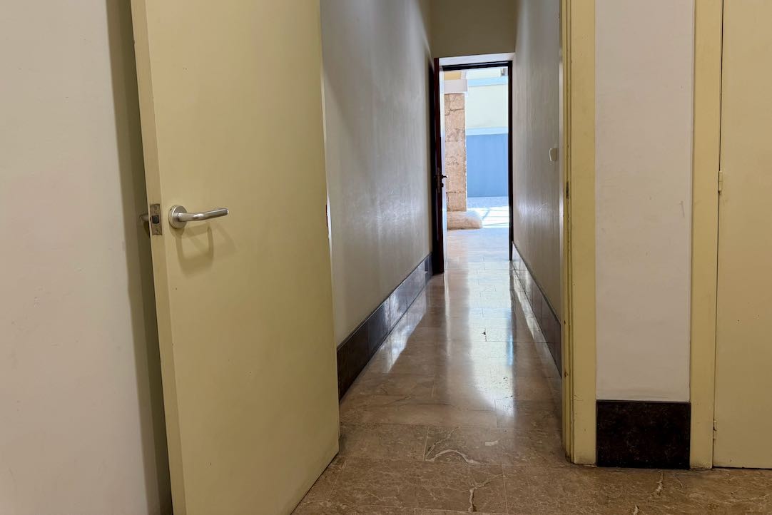 Pasillo de acceso a las taquillas y aseos