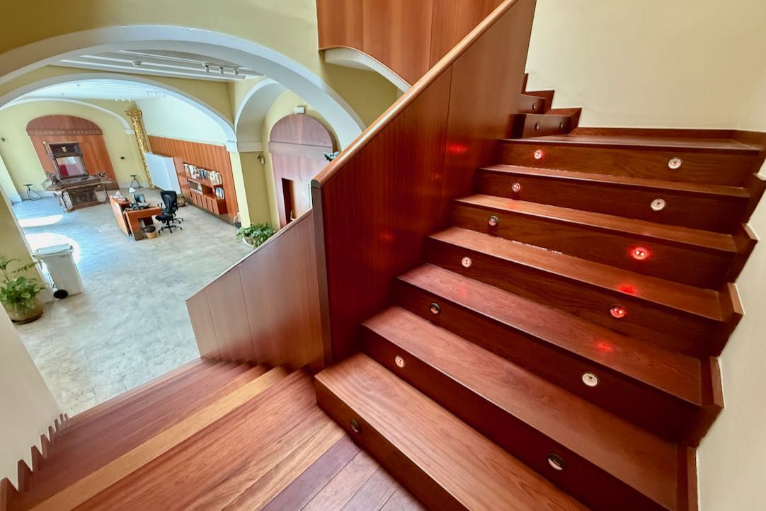 Escalera de acceso a la primera planta