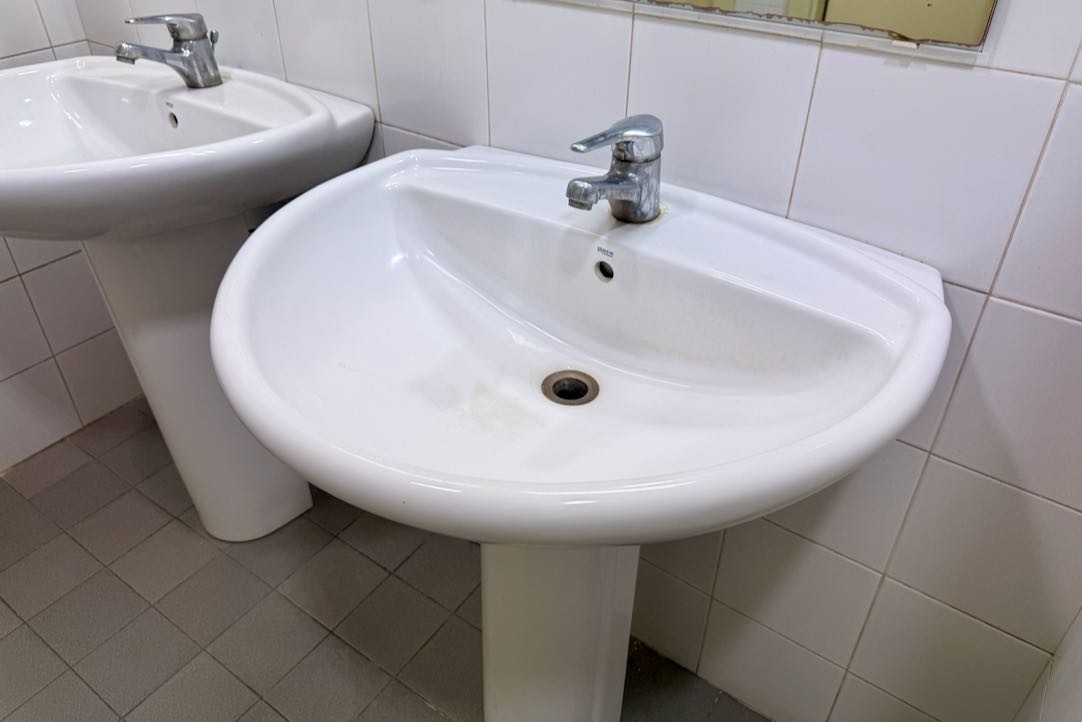 Aseo accesible mujeres. Lavabo