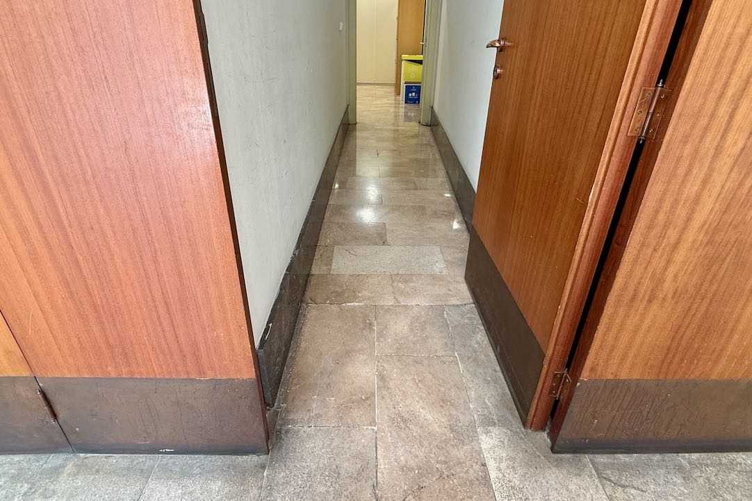 Pasillo de acceso a las taquillas y aseos