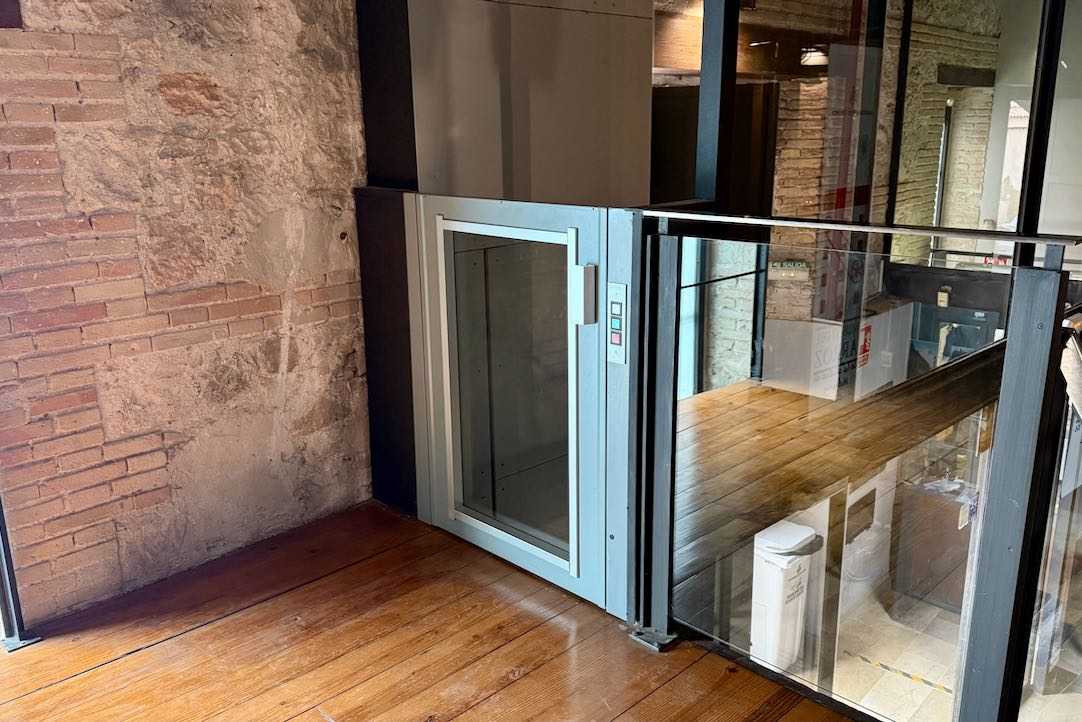 Elevador del altillo, salida al altillo
