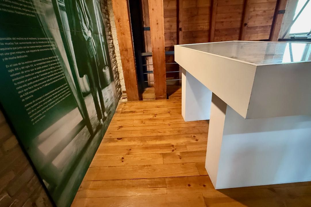 Expositor con limitaciones de espacio para silla de ruedas