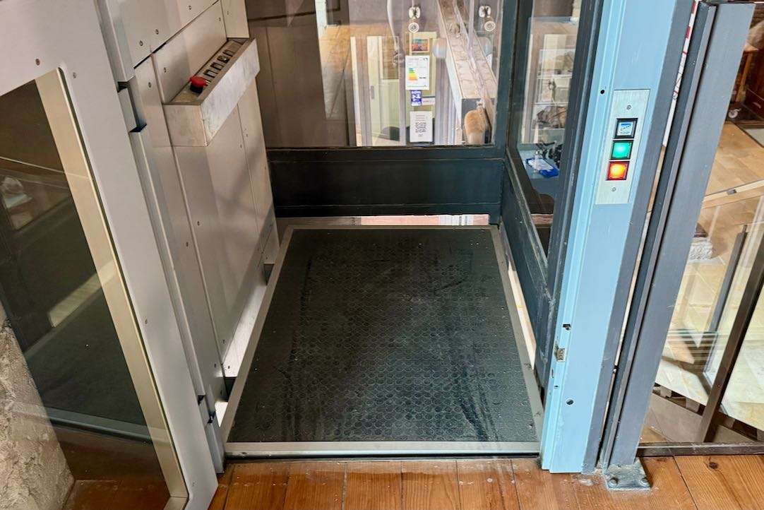 Elevador del altillo, salida al altillo