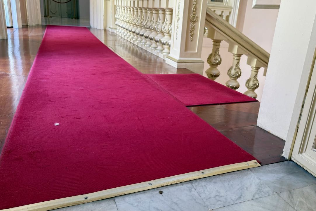 Entrada a la sala con moqueta