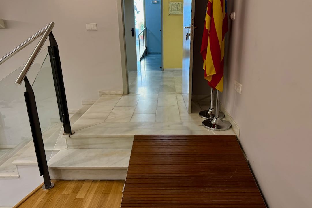 Salón de actos, acceso a escenario