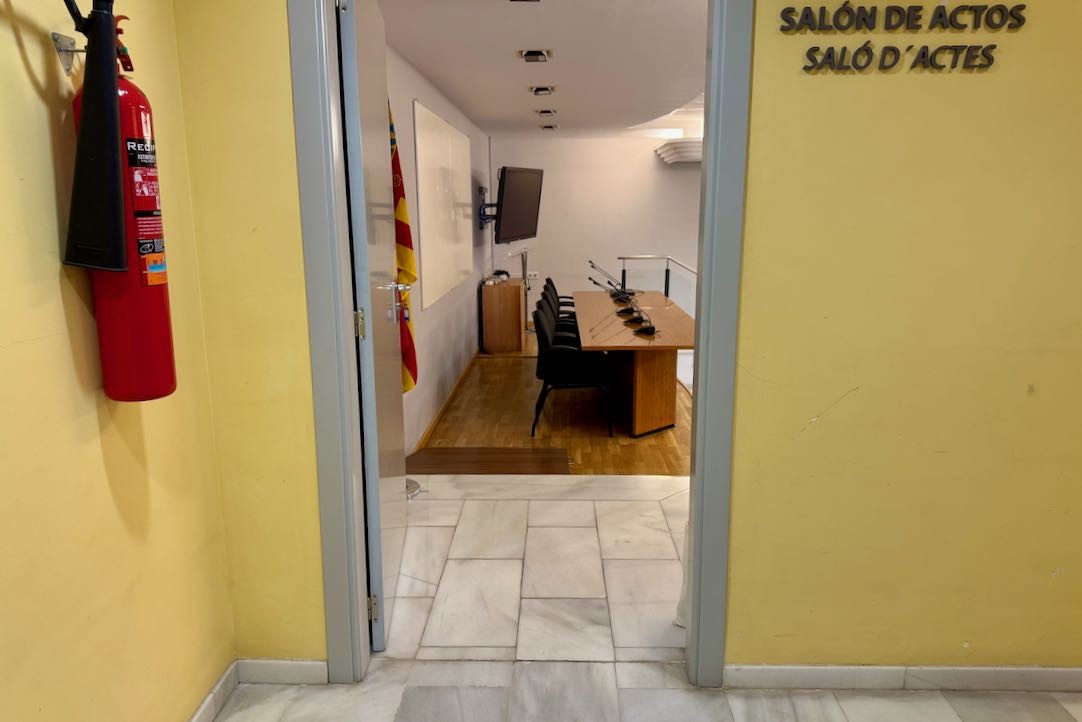 Salón de actos, puerta de acceso desde baños