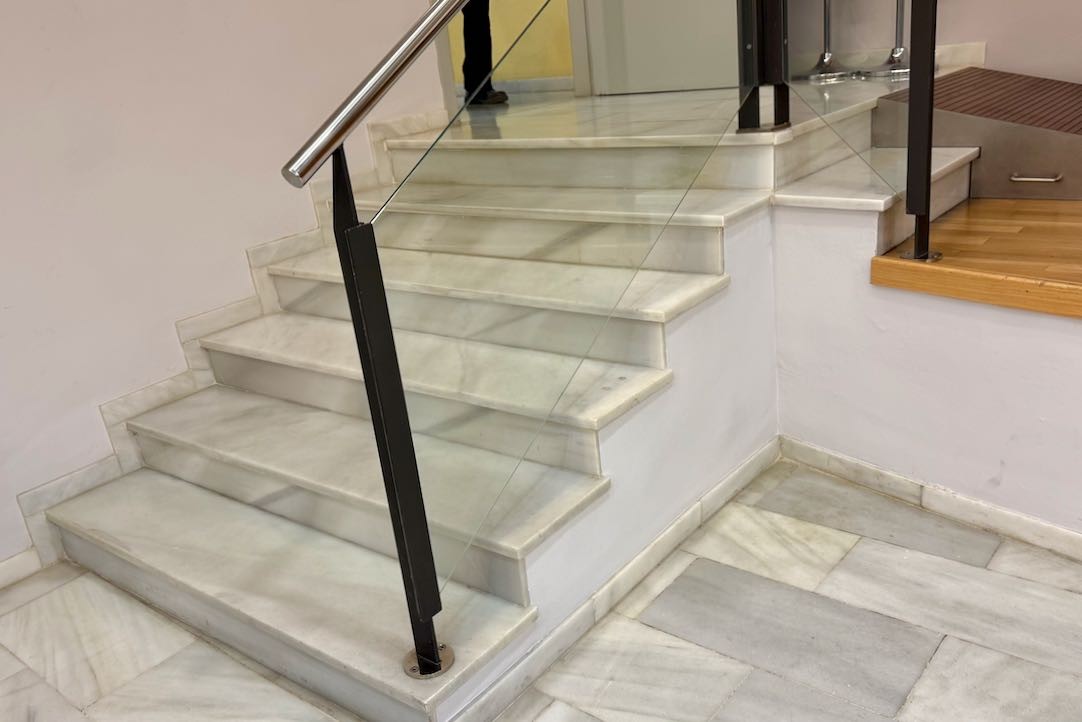 Salón de actos, escalera de acceso al escenario