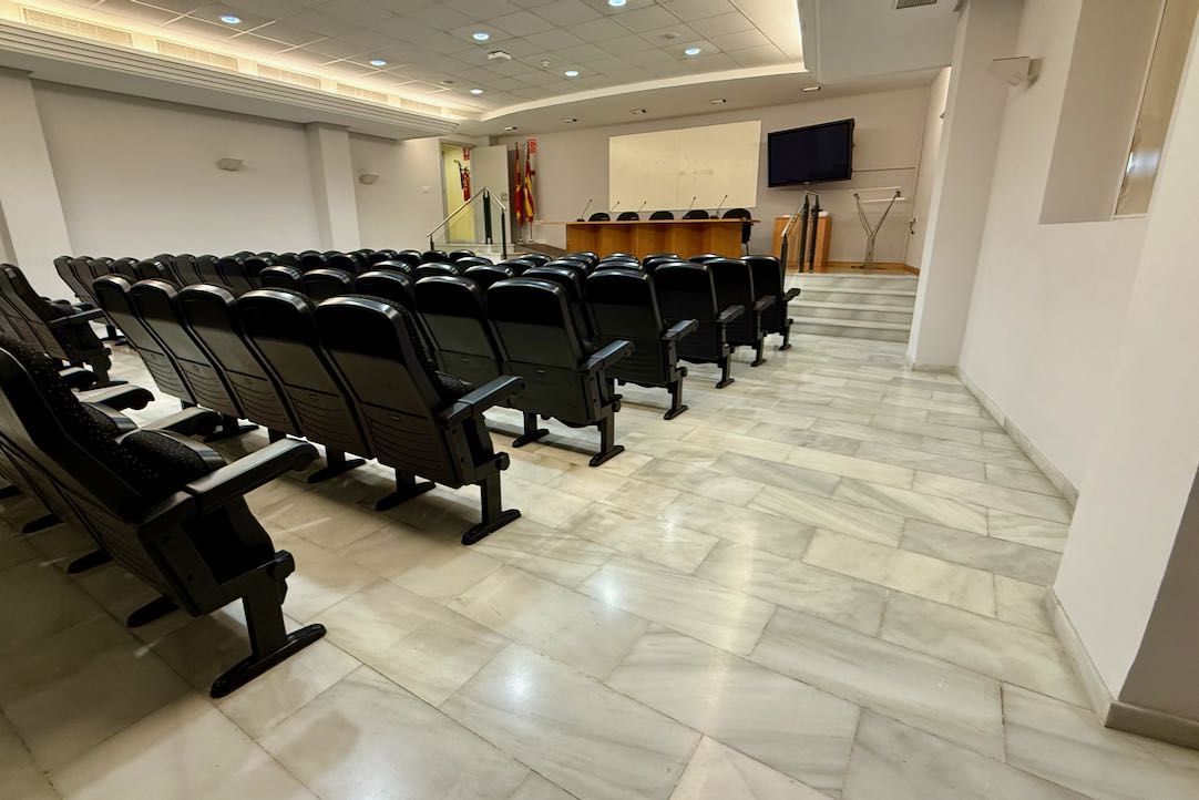 Salón de actos, espacio para silla de ruedas
