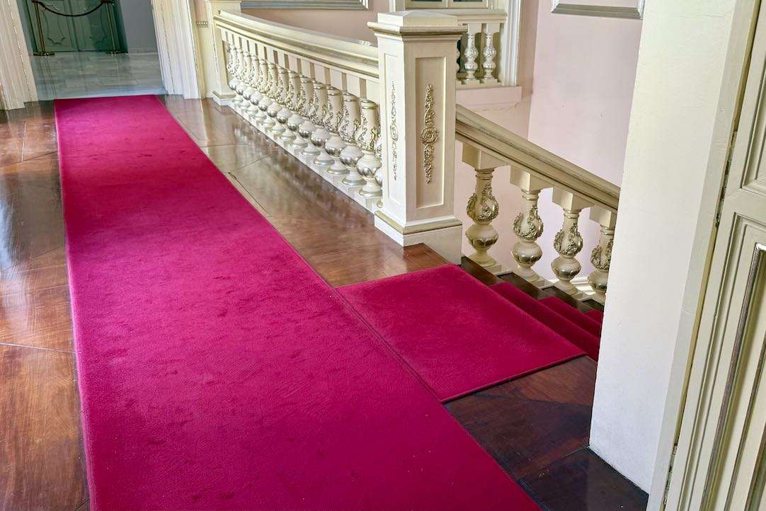 Entrada a la sala con moqueta