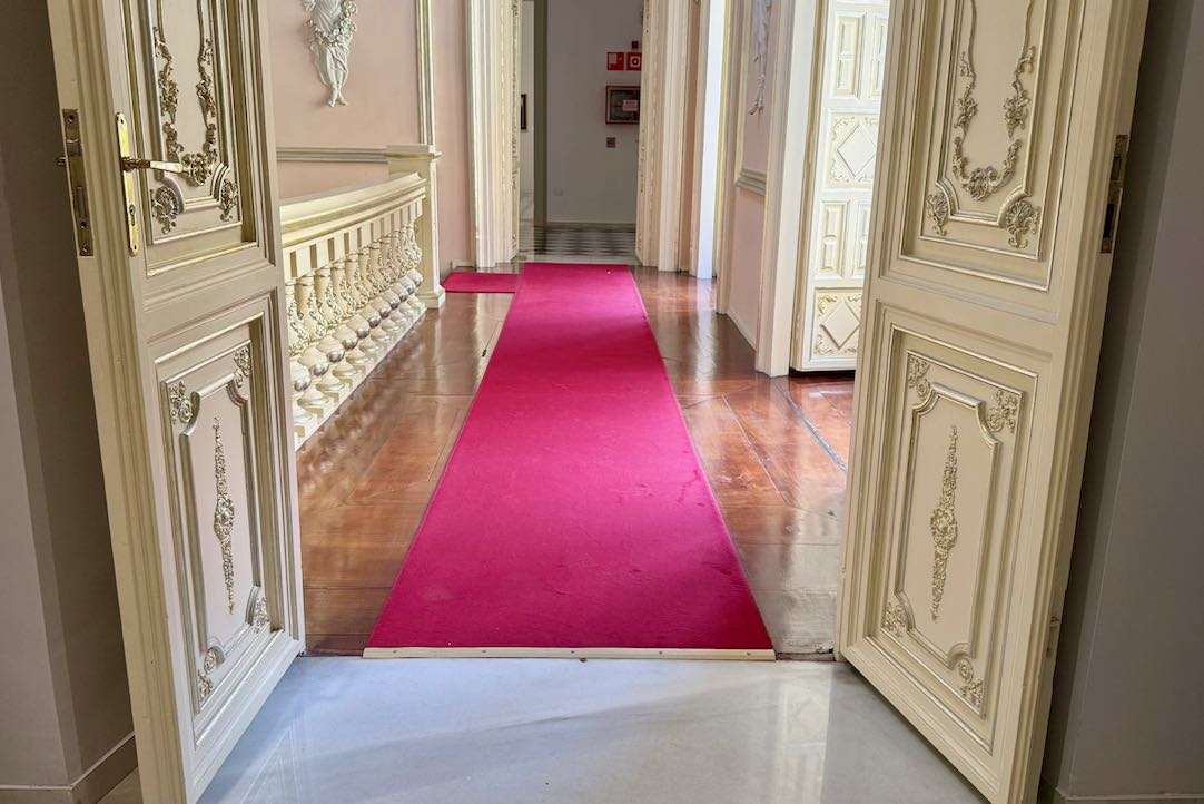 Entrada a la sala con moqueta