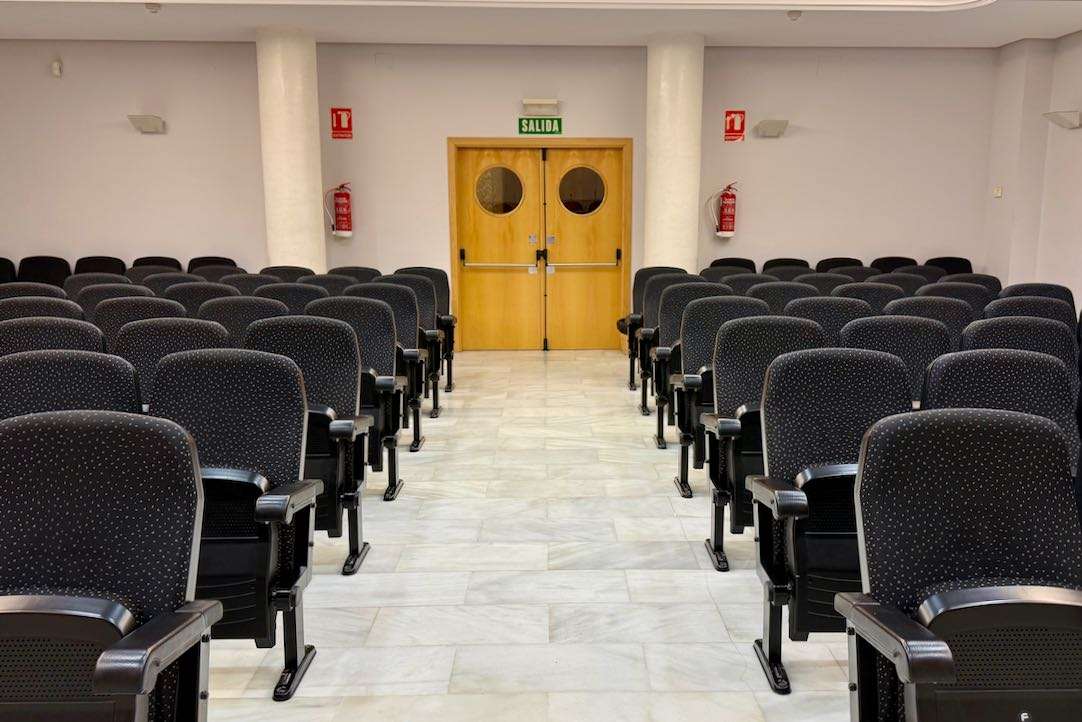 Salón de actos, pasillo central