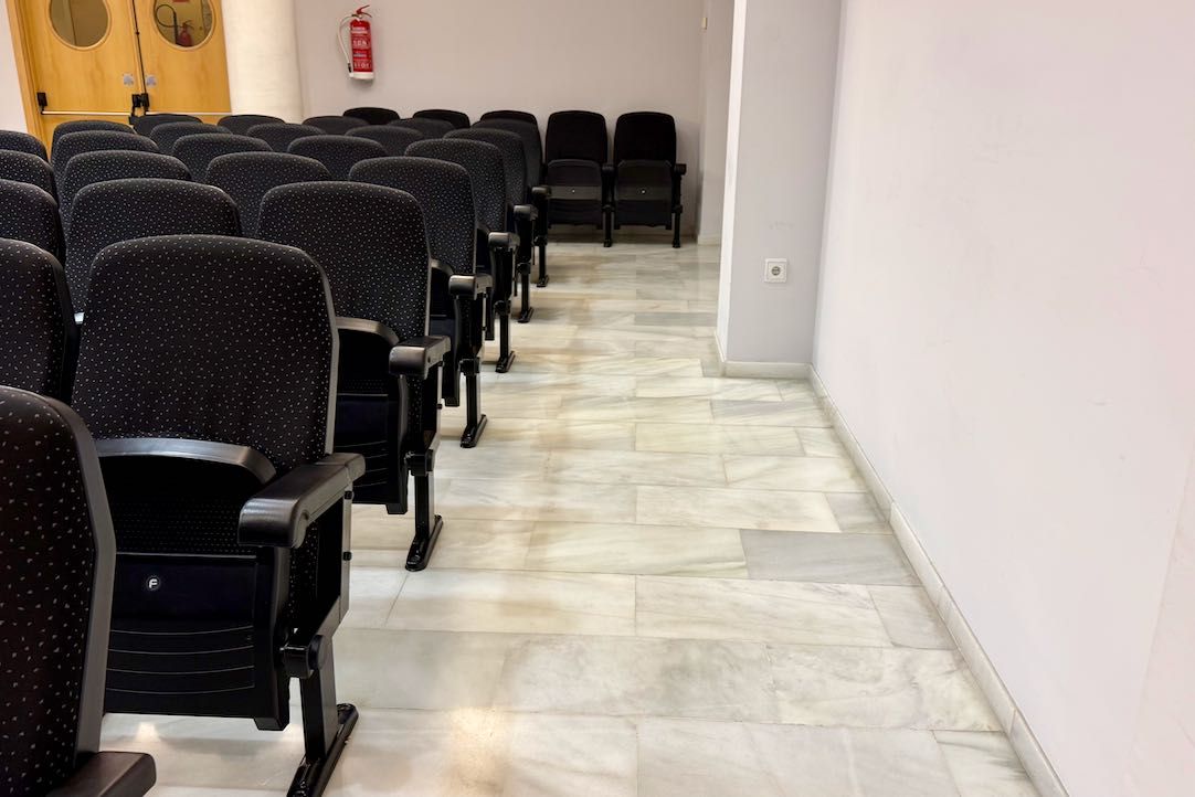 Salón de actos, pasillo lateral derecho