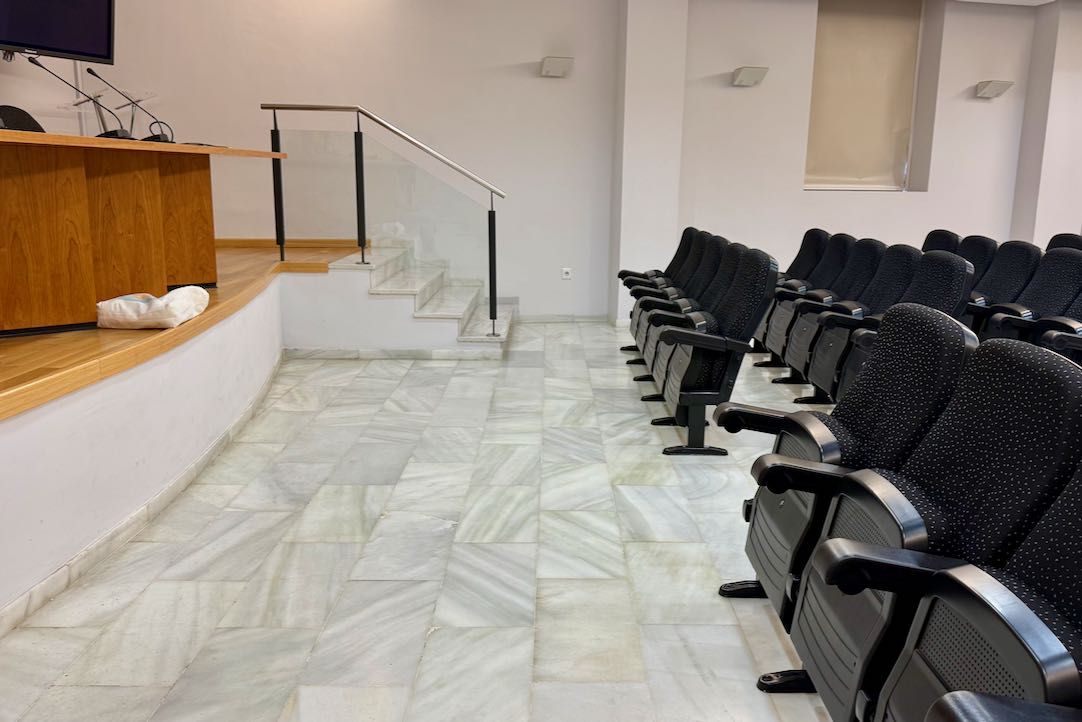 Salón de actos, pasillo frente a escenario