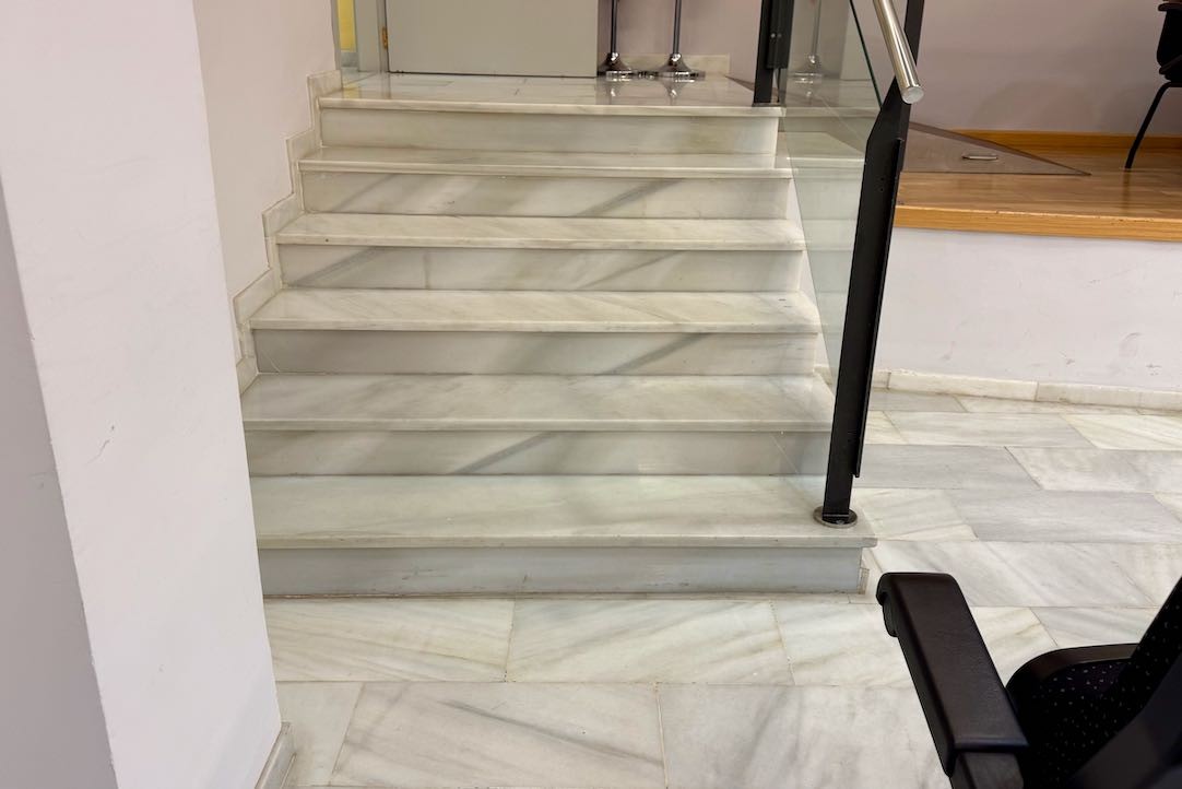 Salón de actos, escalera de acceso al escenario